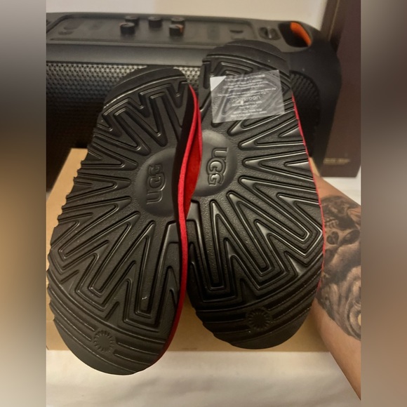 Ugg - Picture 2 of 4